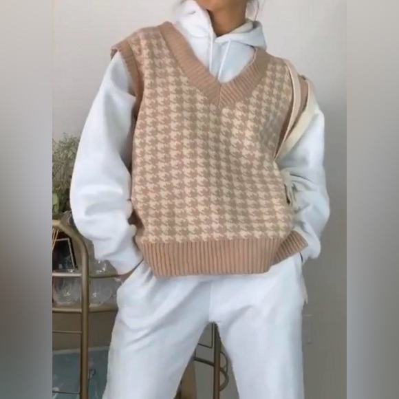 Abercrombie & Fitch Sweaters - Abercrombie & Fitch Houndstooth Women's Sweater Vest ( Large)